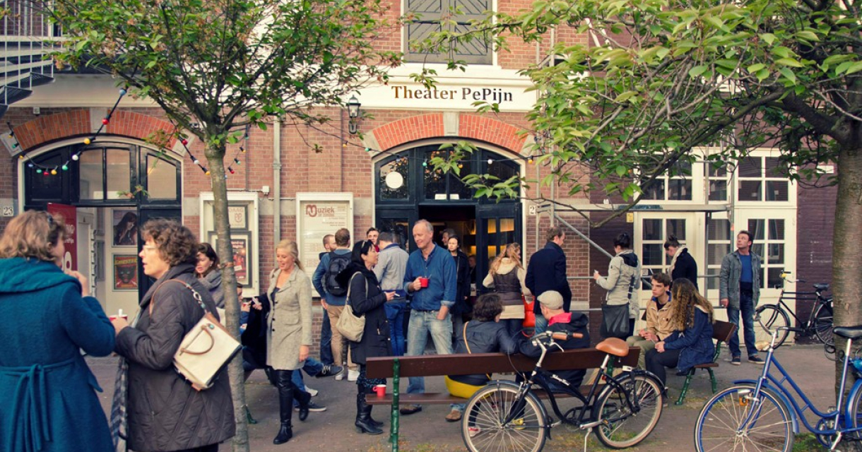 Mensen voor de ingang van Theater PePijn