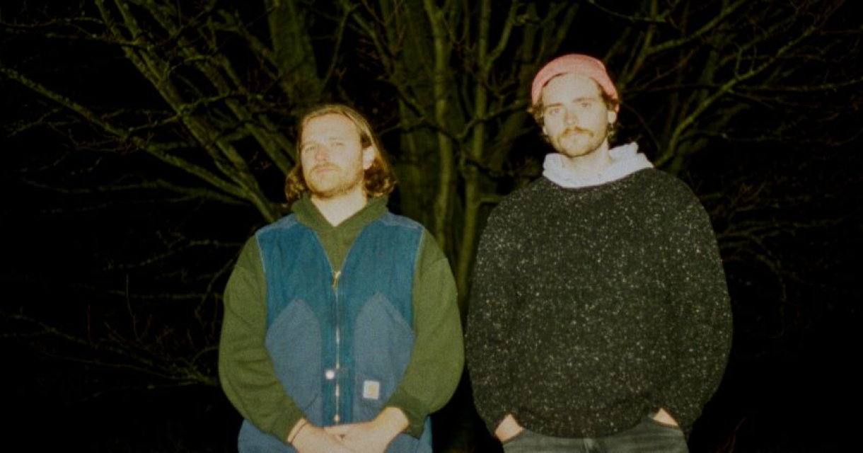 Foto van post-rock instrumentale band A Burial at Sea, is het project newhvn expres overbelicht in het donker dat past bij de post-rock vibe.