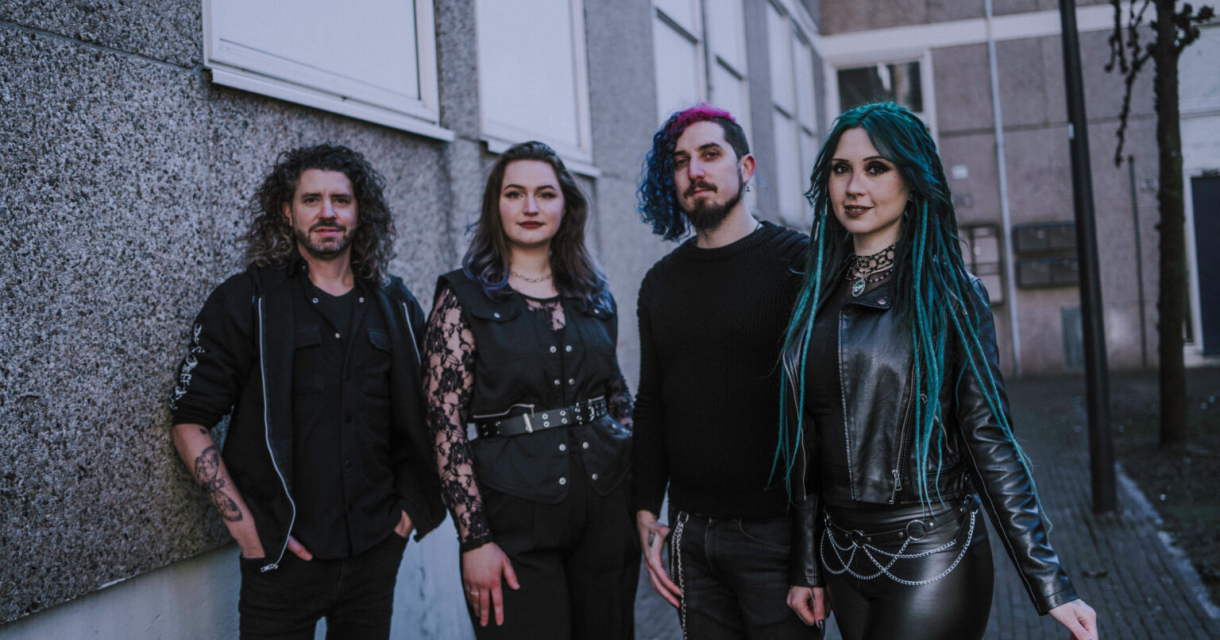 Een groep met alternatieve stijl. Vier mensen in alternatieve kleding staan voor een gebouw.