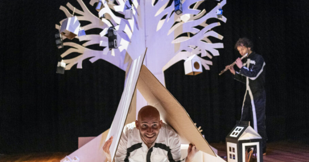 Achref Adhadhi en Kristján Martinsson in een speels moment op het podium, met mime en muziek in een zoektocht naar het gevoel van thuis. ©-Moon-Saris