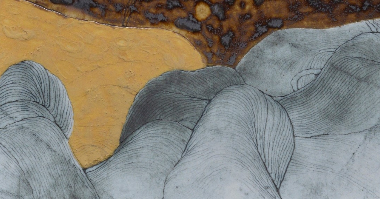 Abstracte tekening met golvende lijnen in zwart en goud.