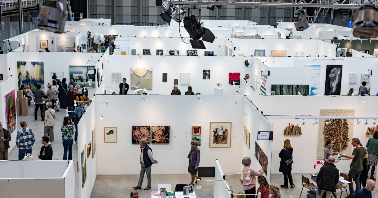 Hal met kleine galeries vol kunst tijdens Art The Hague