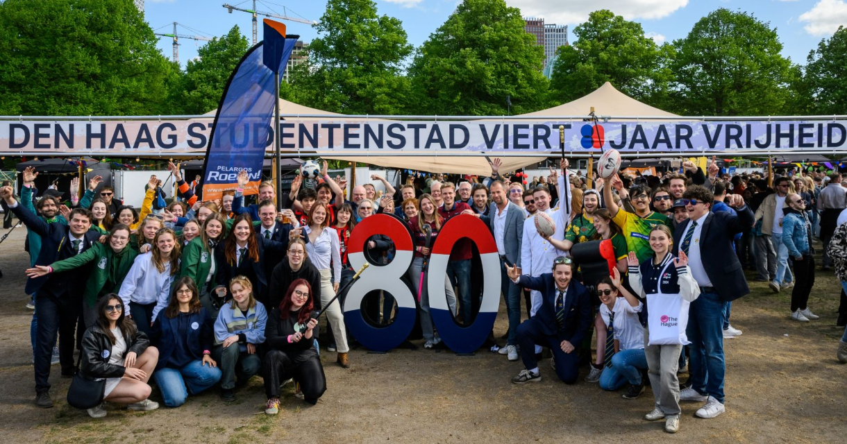 Groep mensen viert 80 jaar vrijheid in Den Haag