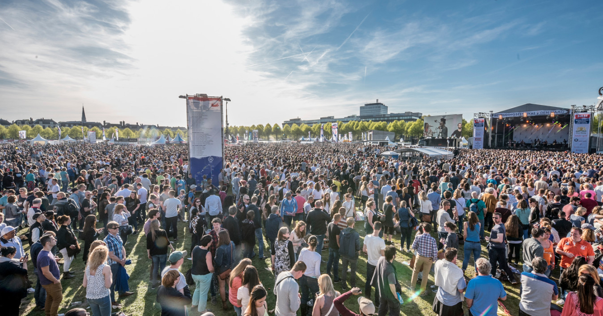 Mensen op het Malieveld tijdens Bevrijdingsfestival Den Haag