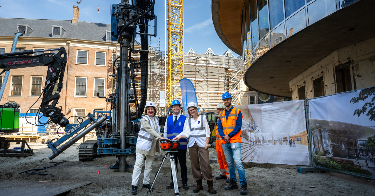 Persfoto voor de start publiekentree Binnenhof Den Haag. Copyright Binnenhofrenovatie/RVB Foto: Frank van Beek