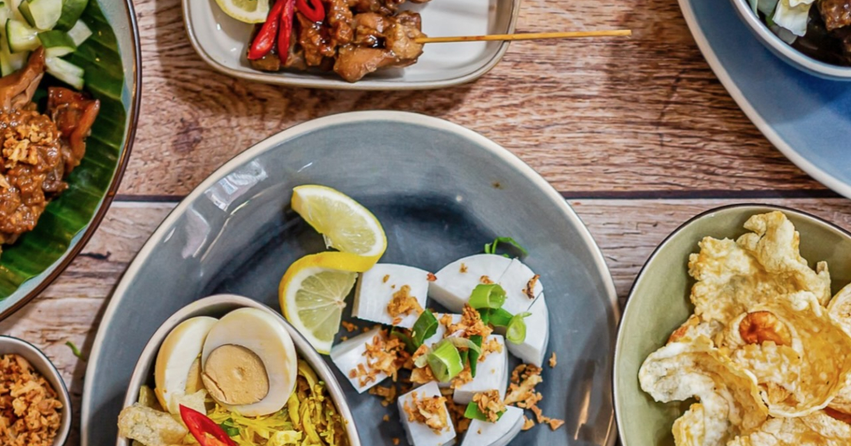 Verschillende Indonesische gerechten op een tafel
