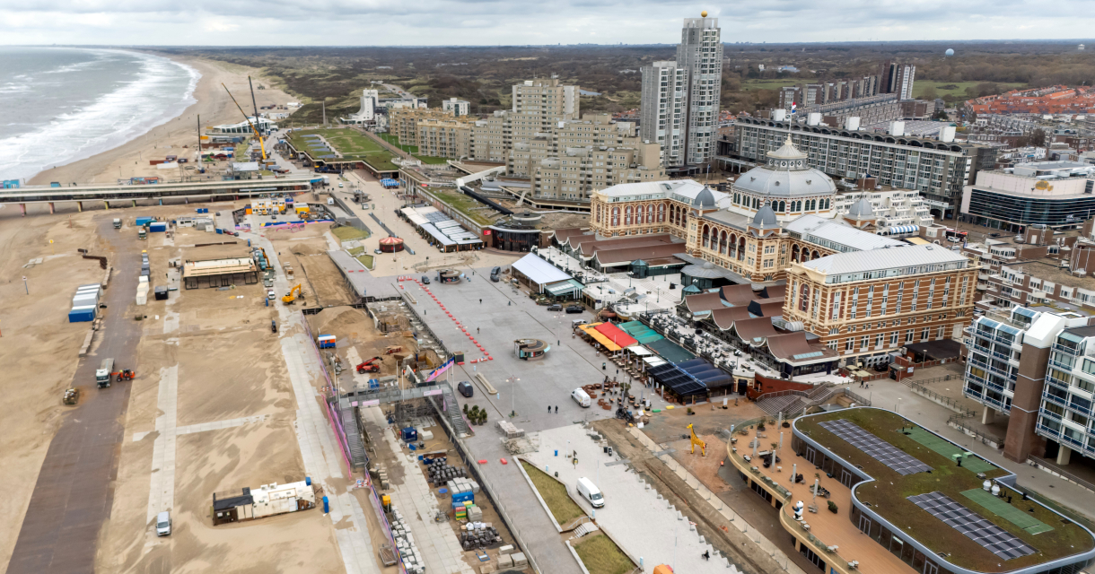 Overzicht van de boulevard bij Scheveningen met gebouwen en werkzaamheden.