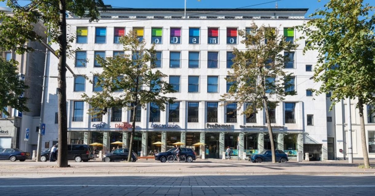 Modern gebouw met kleurrijke ramen en gevel, ProDemos. Modern gebouw met kleurrijke ramen en gevel, ProDemos.