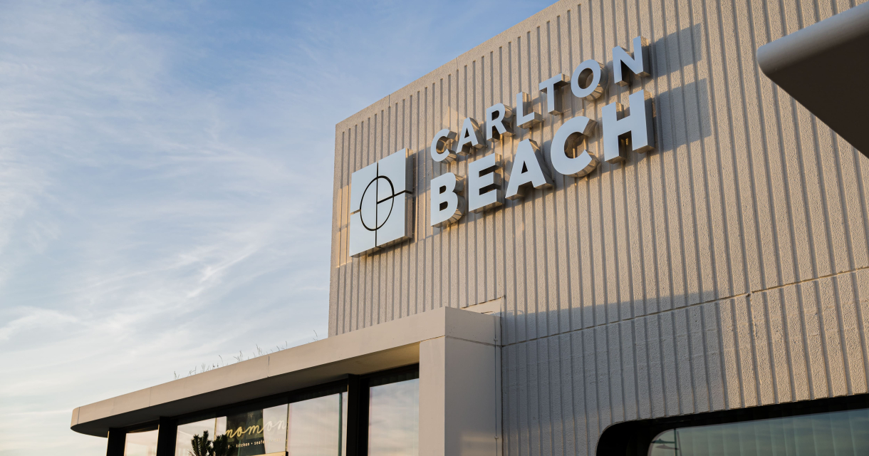 Uitzicht op het Carlton Beach Hotel met blauwe lucht
