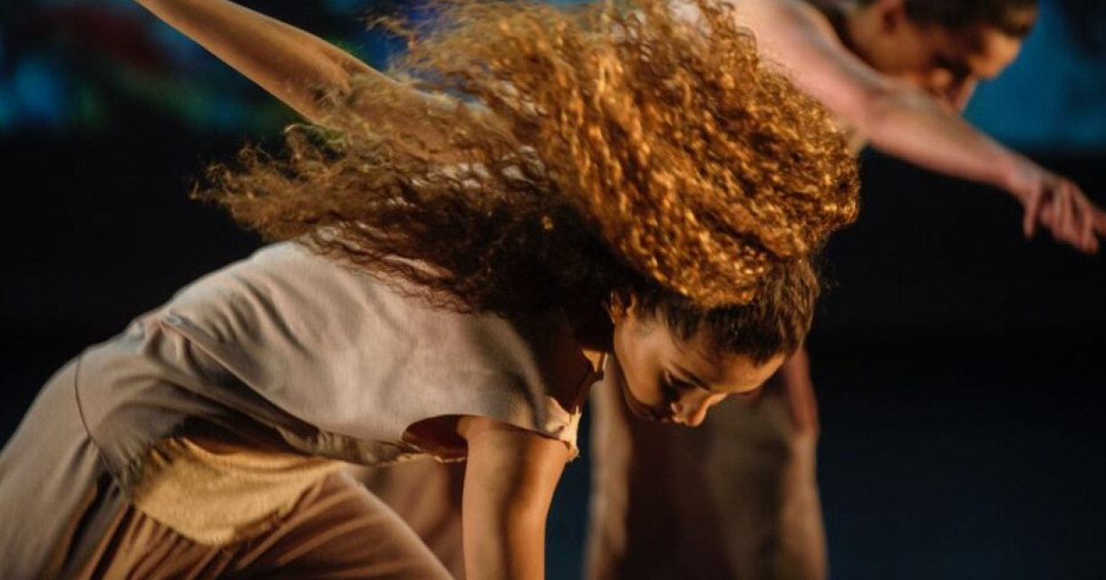 Twee danseressen in beweging met golvend haar