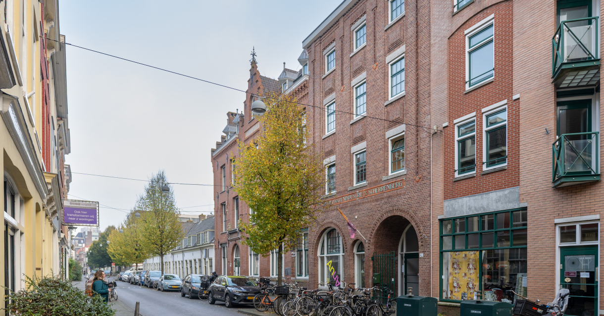 Straatzicht van Concorida met fietsen, bomen en gebouwen in Den Haag.