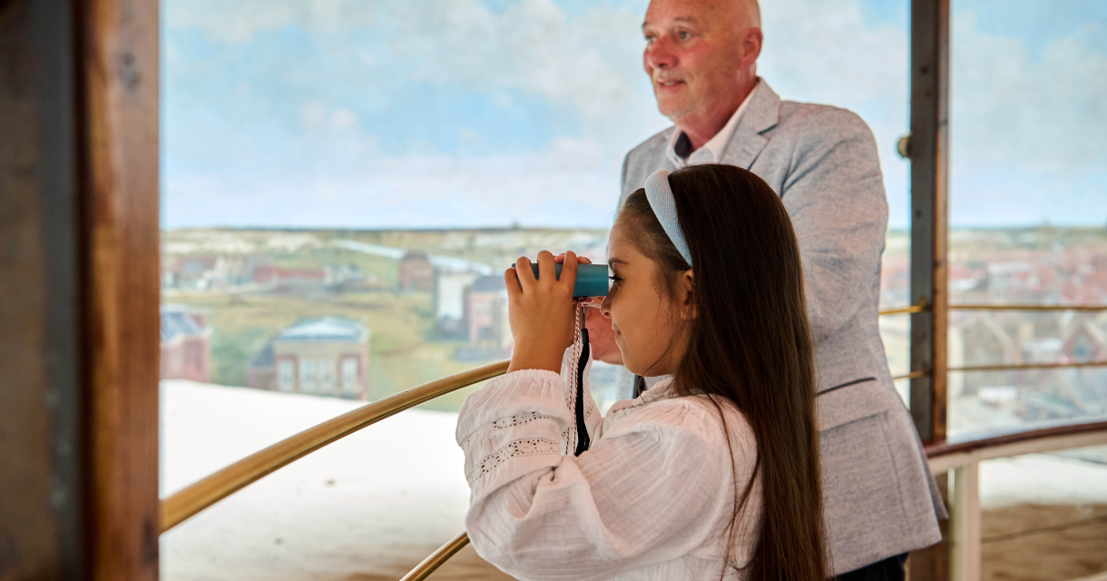 Meisje kijkt met een verrekijker naar het Panorama Mesdag. Naast haar staat een man. Panorama Mesdag (c) Jan-Kees Steenman. Meisje kijkt met een verrekijker naar het Panorama Mesdag. Naast haar staat een man. Panorama Mesdag (c) Jan-Kees Steenman.