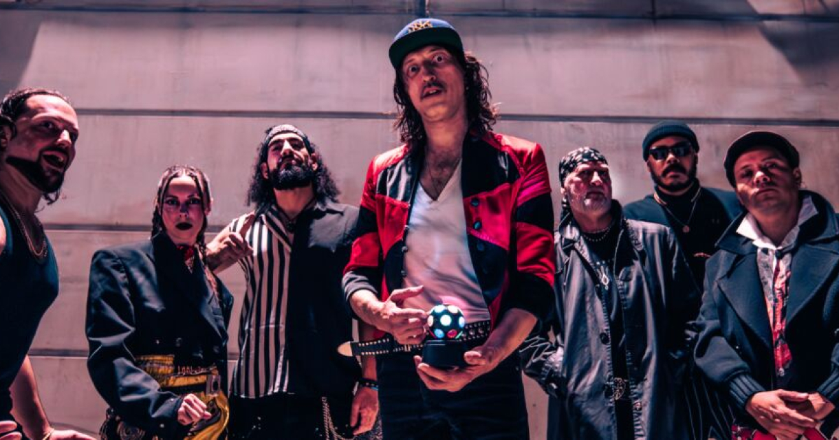 Een groep van zeven bandleden met verschillende stijlen en poses.