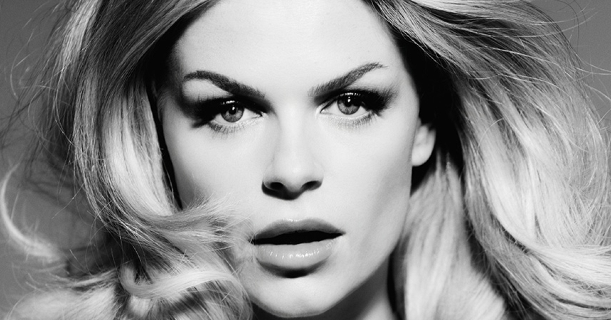 Zangeres Davina Michelle portret in zwart wit.