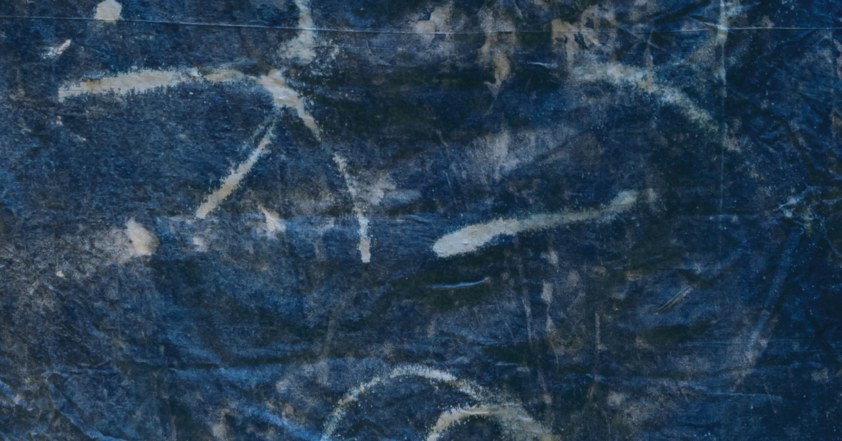 Een abstracte blauwe textuur met vage lijnen.