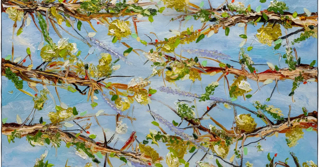 Frisse groene bloesems en takken tegen een blauwe lucht