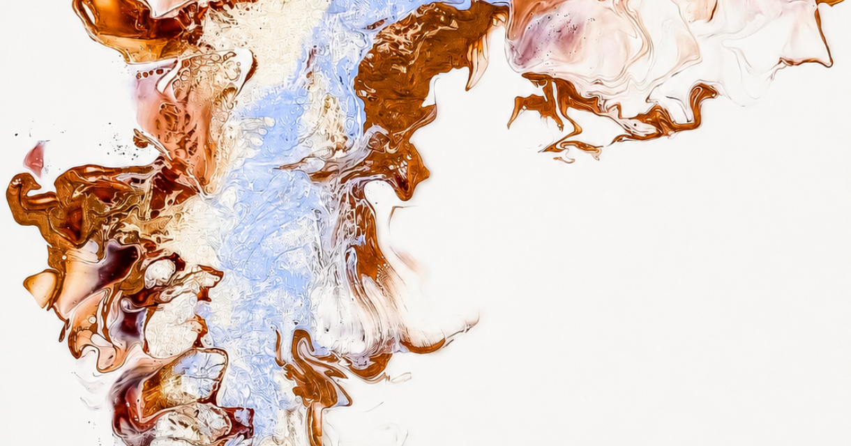 Vloeistofkunst met bruin, blauw en wit in abstracte vormen.