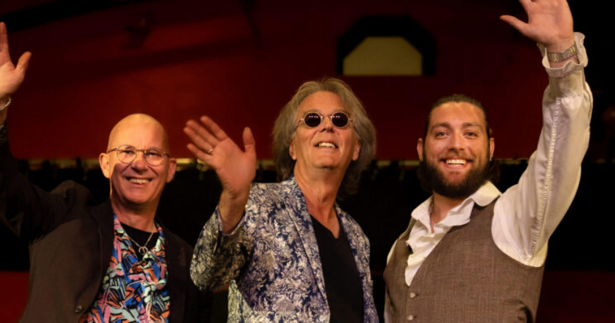 Band De Règâhs vrolijk zwaaiend voor de foto.