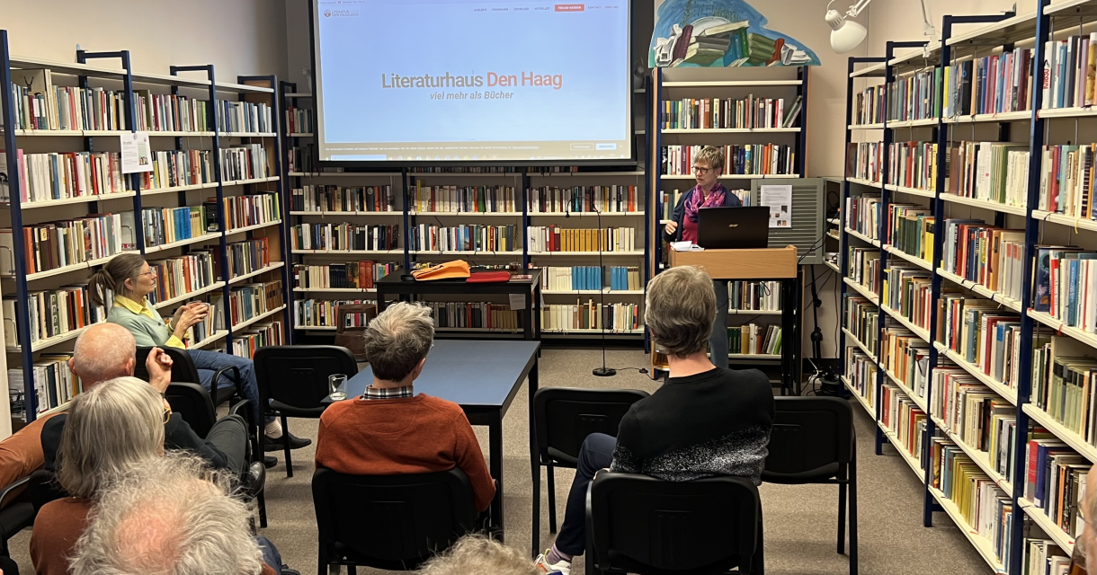 A presentation on literature in Den Haag with an audience.