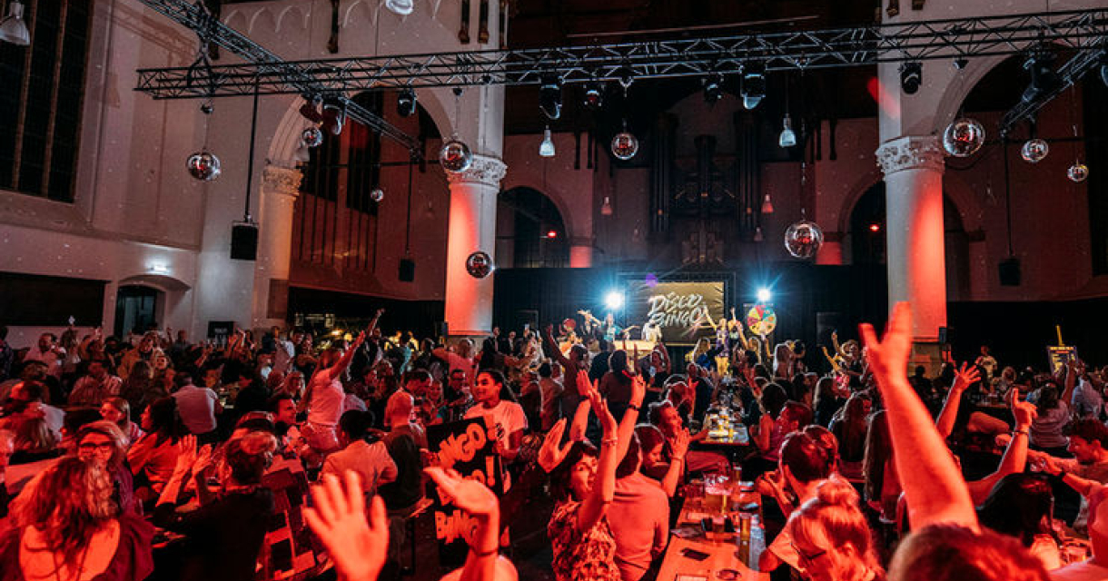 Drukke zaal vol mensen die dansen en feesten (c) Disco Bingo XXL