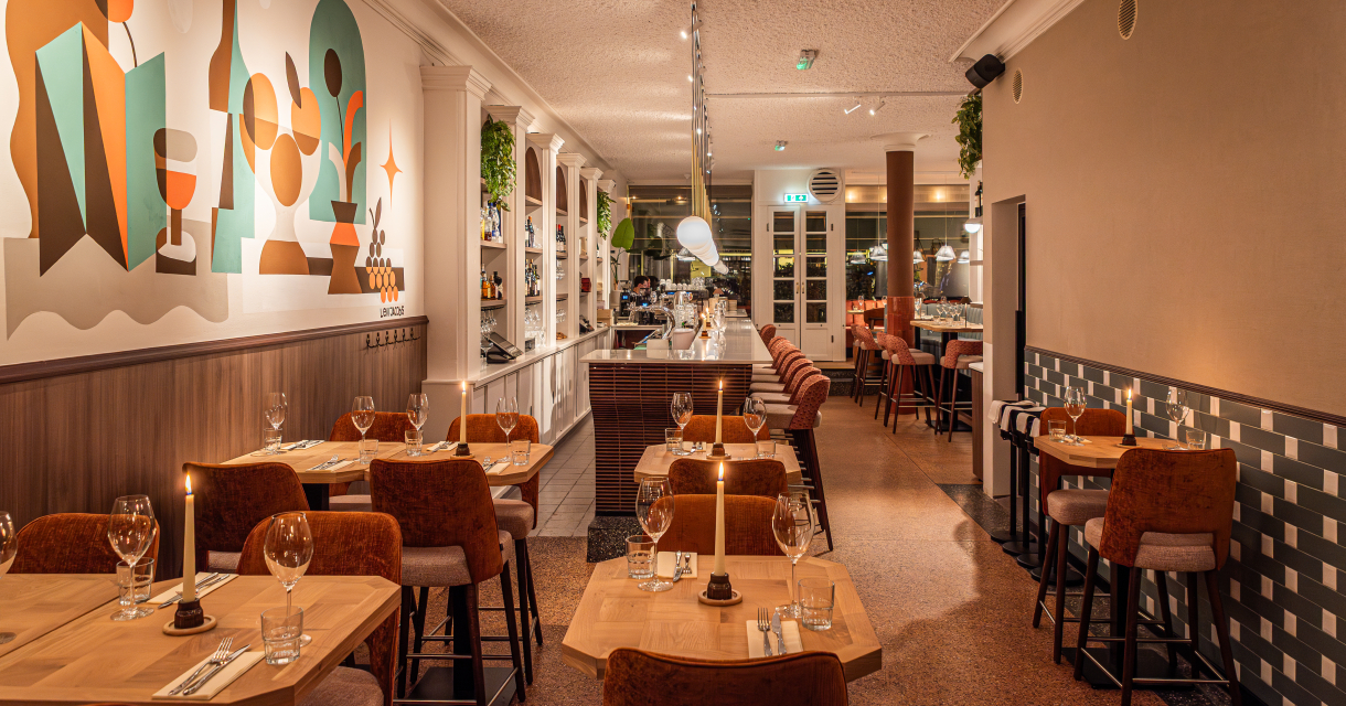 Gemütliches Restaurant mit Holztischen und einer Bar