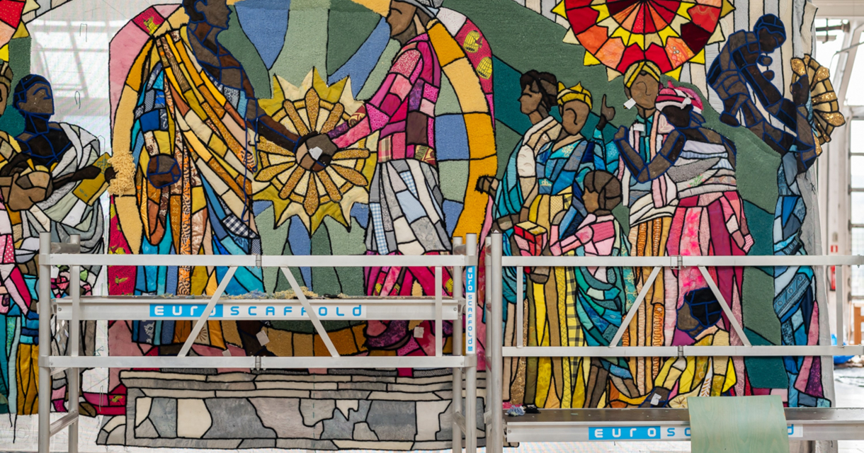 Een kleurrijk wandtapijt met figuren in historische kleding.