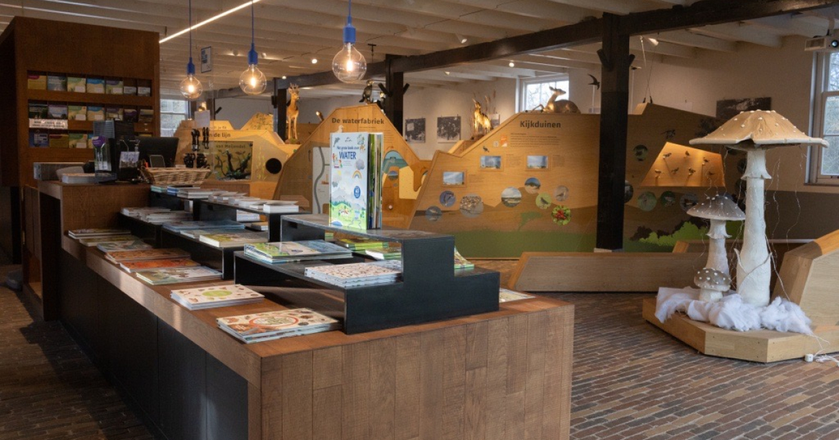 À l'intérieur de la Fabrique d'Eau, un espace informatif avec des livres et des expositions.