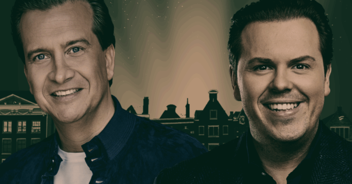 Twee mannen poseren met een stedelijke achtergron