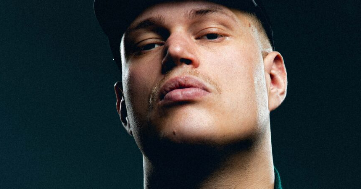 Ingezoomd portret van rapper Esko met een serieuze blik.