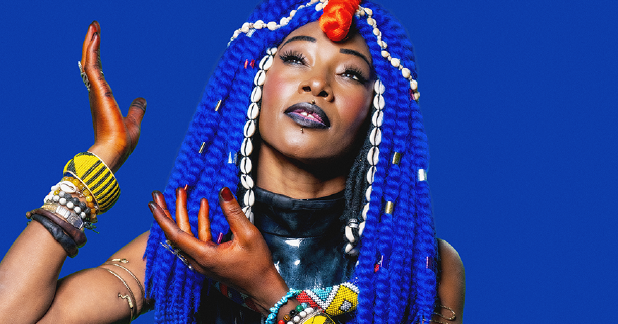 Fatoumata Diawara met blauwe vlechten en kleurrijke accessoires