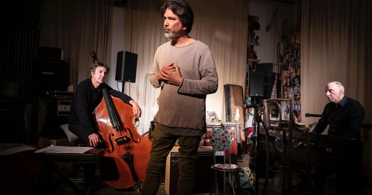 Ferdinand van Duuren – Mijn Indië van Binnen. Een zanger performt voor publiek, met een bassist en een pianist.