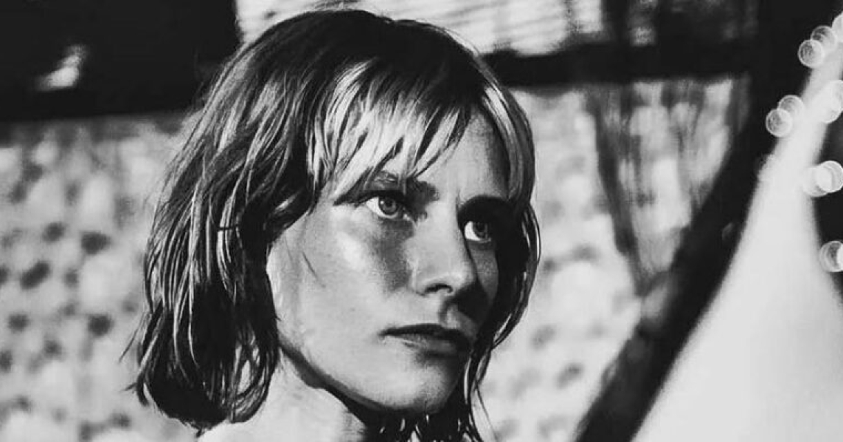 Flasyd zangeres in zwart wit serieus kijkend met attitude die past bij het punk genre.