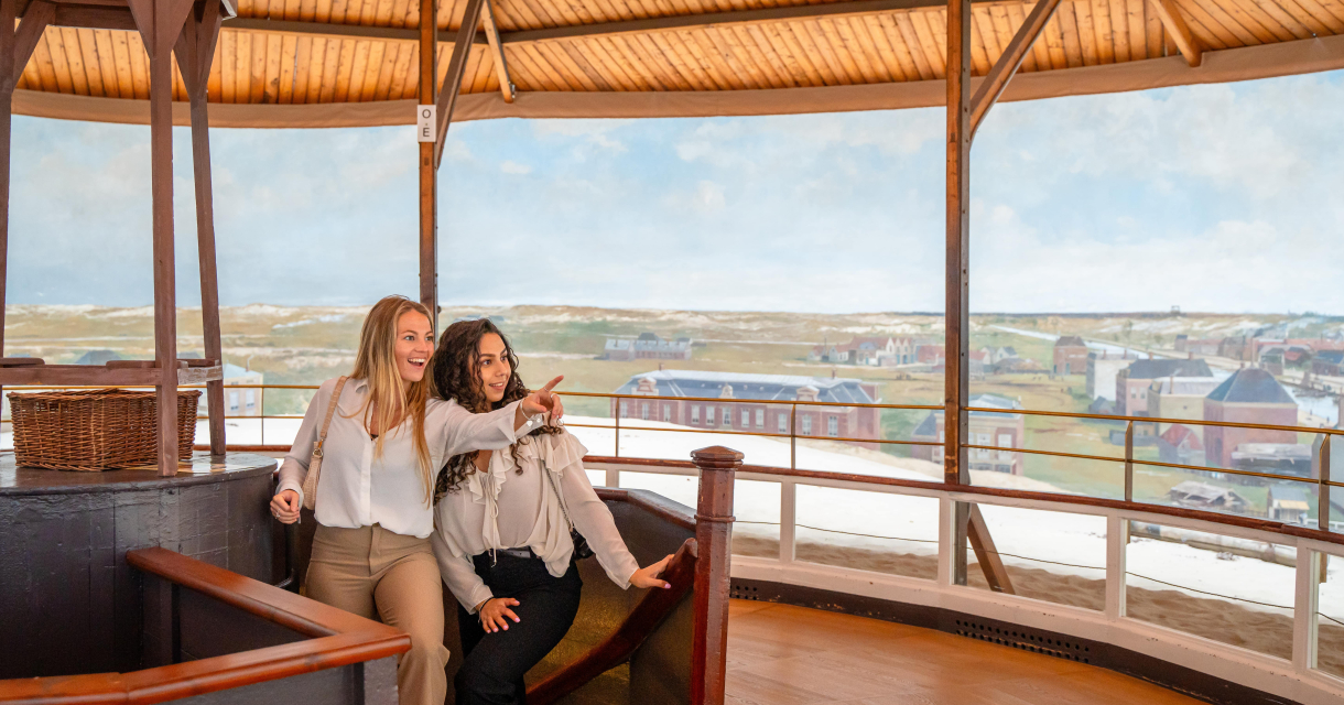 Twee jonge vrouwen wijzen bewonderend naar het Panorama Mesdag Twee jonge vrouwen wijzen bewonderend naar het Panorama Mesdag