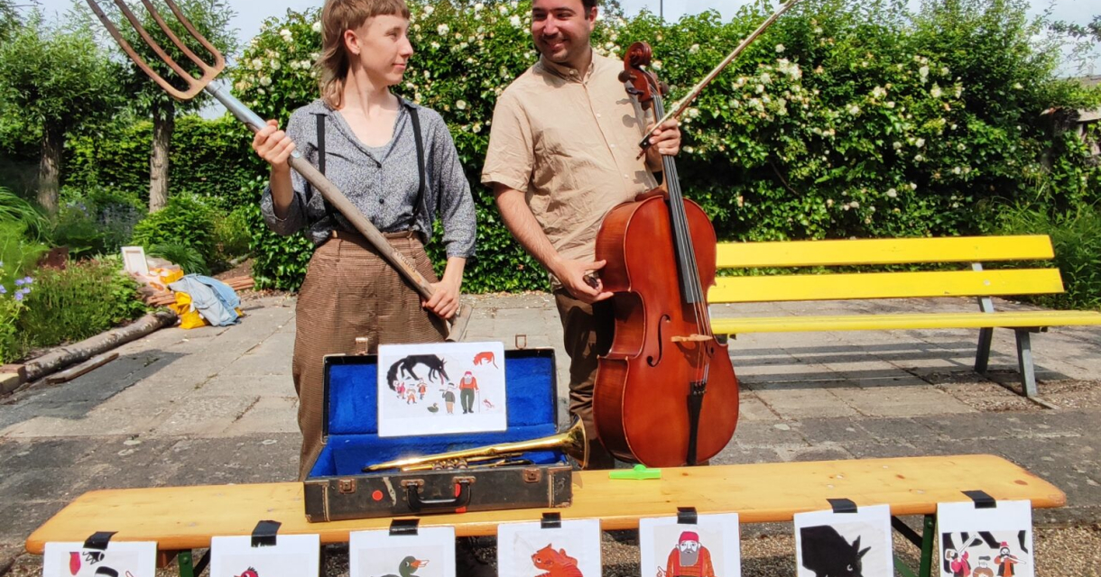 Twee performers, één met een cello en één met een vork.