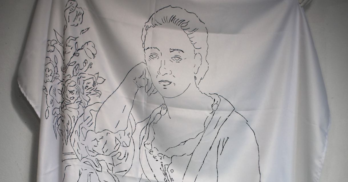 Zwart-witte tekening van een vrouw met bloemen op een doek.