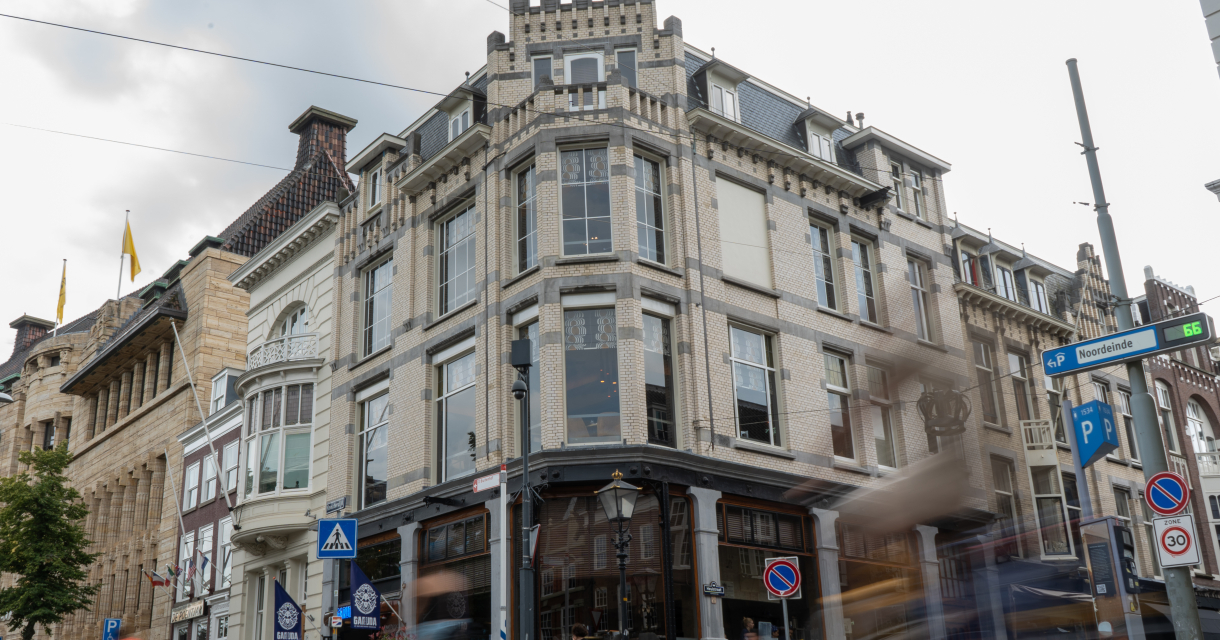 Voorkant van restaurant Garoeda Den Haag
