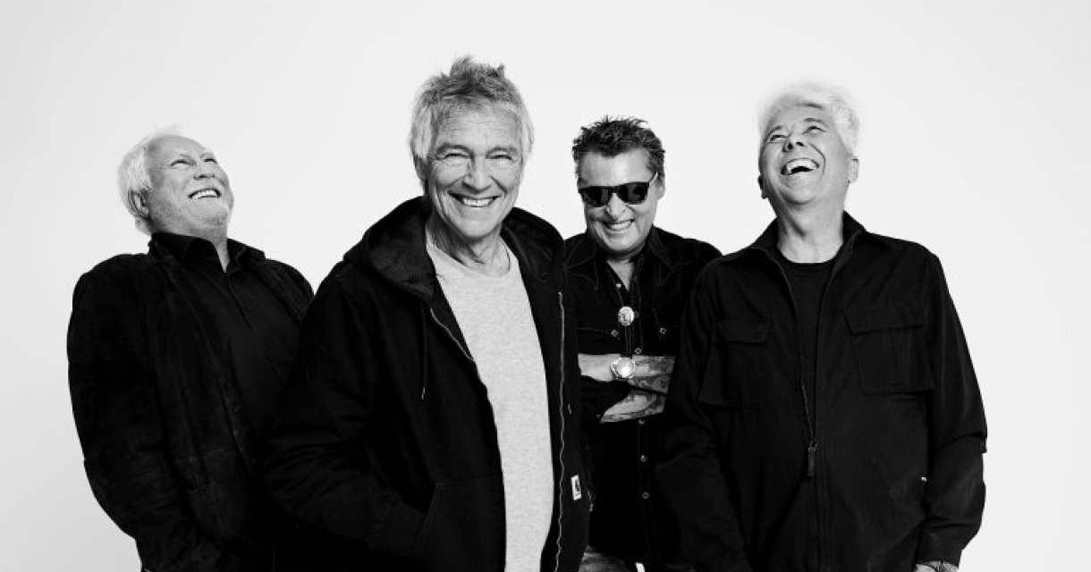 Zwart wit foto van bandleden Cesar Zuiderwijk, Rinus Gerritsen, Barry Hay en George Kooymans van de Golden Earring.