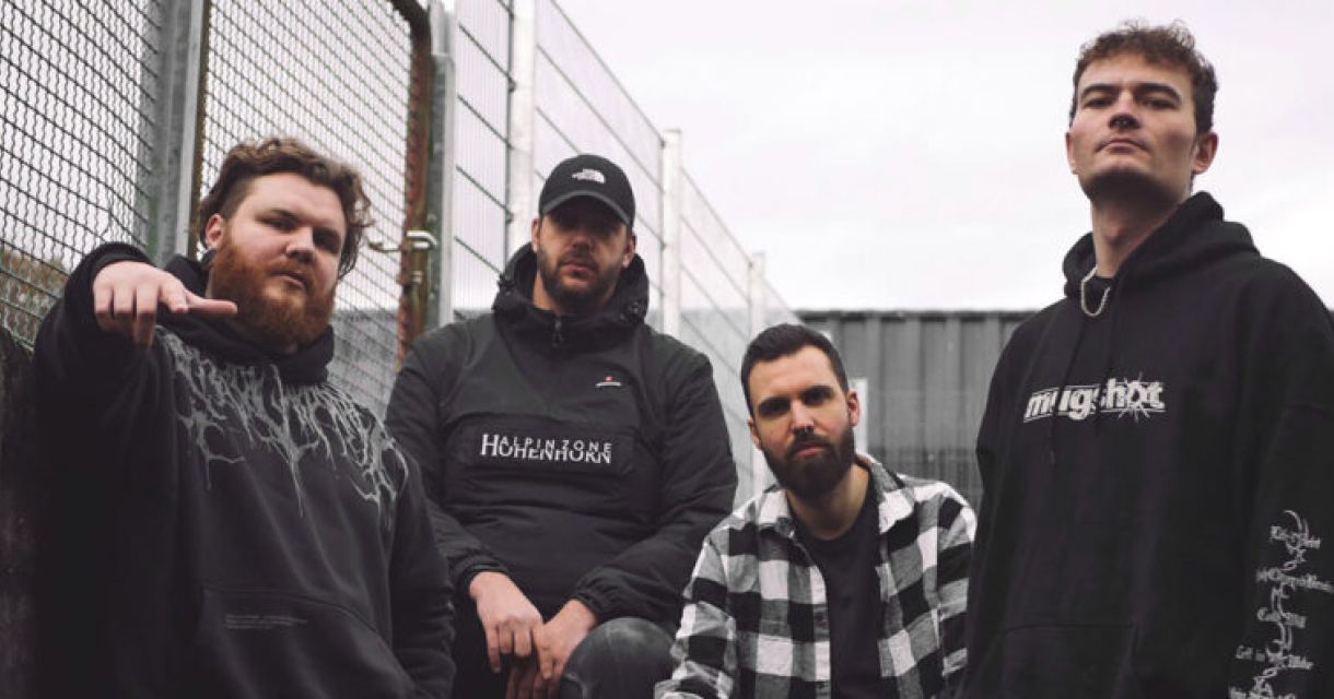Band in zwart gekleed wat past bij het metal genre met harde riffs, expressieve gezichten en steriele achtergrond. Band in zwart gekleed wat past bij het metal genre met harde riffs, expressieve gezichten en steriele achtergrond.