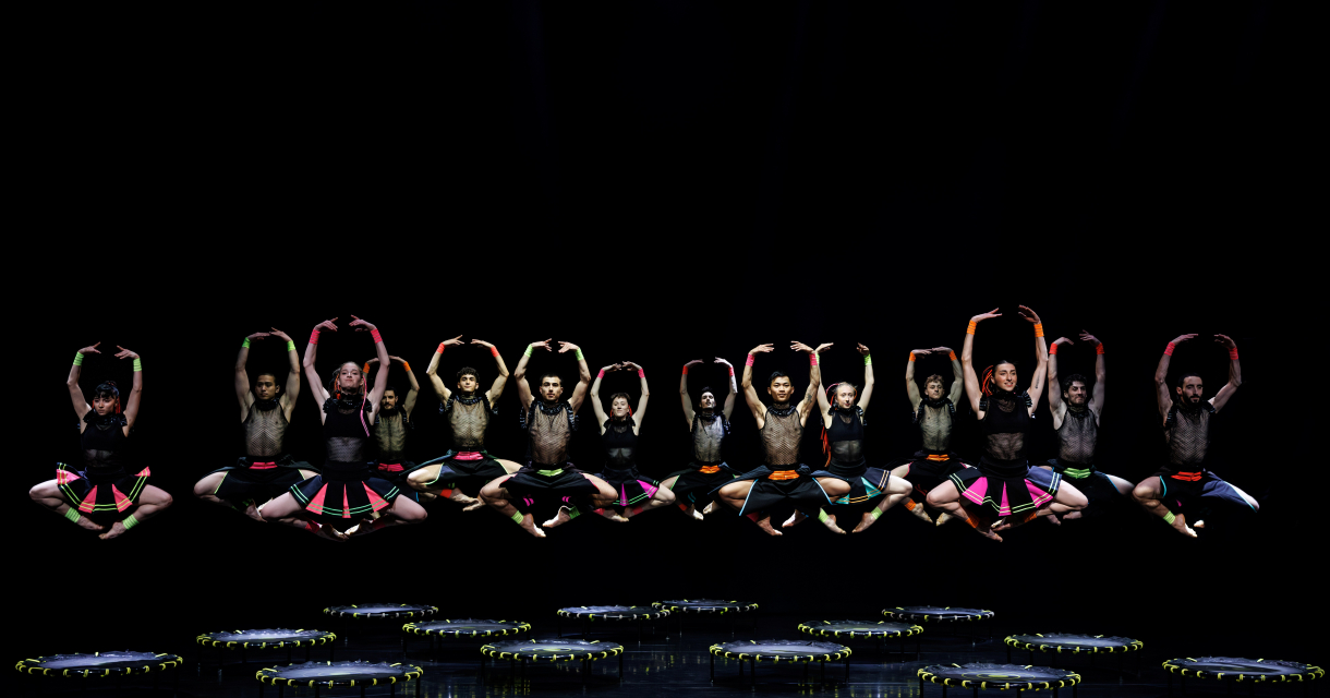 Groupe de danseurs sautant en synchronisation sur des trampolines ©Jeanette Bak