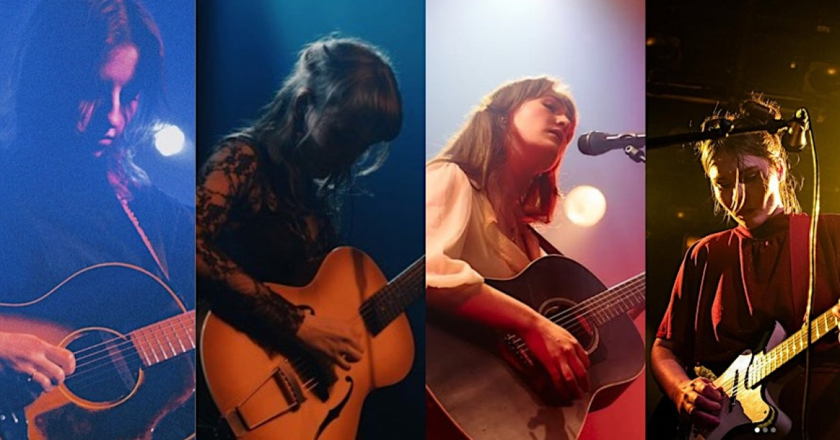 Een vrouw speelt gitaar tijdens een optreden op het podium.