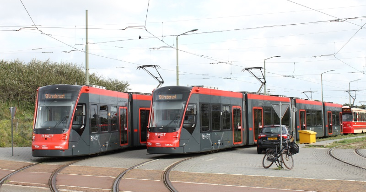 Twee R-Net trams staan bij halte Zwarte Pad Scheveningen