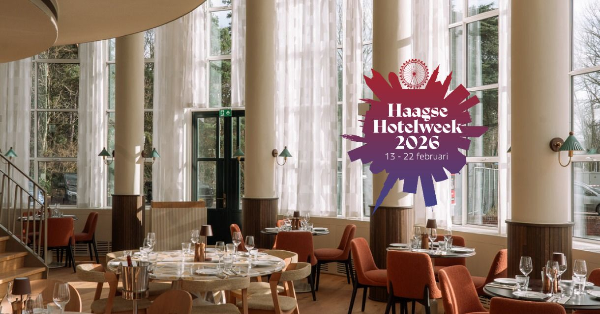 Inrichting van een moderne eetzaal met ronde tafel en stoelen, verlichting en grote ramen.