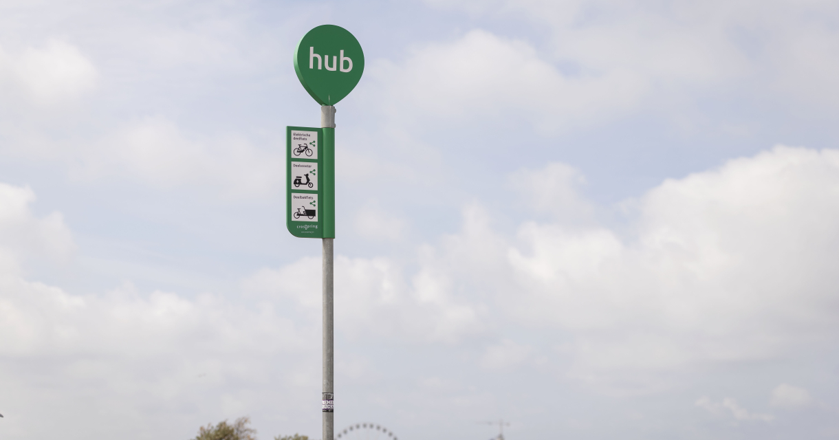 Verkeersbord met Hub informatie op Scheveningen