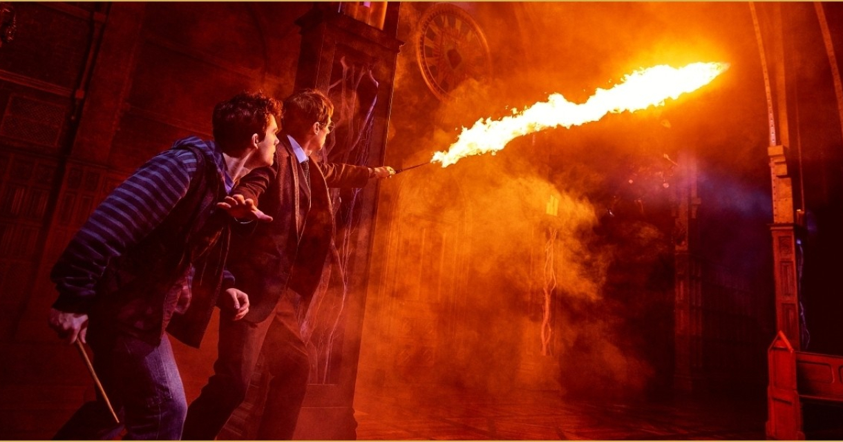 Twee tovenaars strijden met vlammen in een magische omgeving.