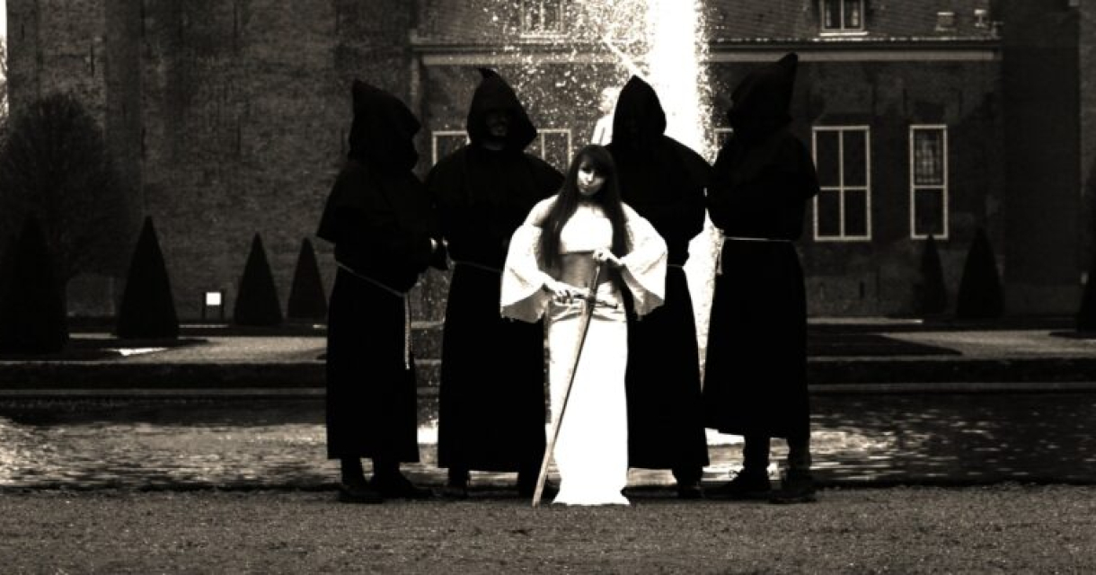 Hellevaerder gehuld in duisternis dat de sfeer van hun Nederlandstalige black metal versterkt.