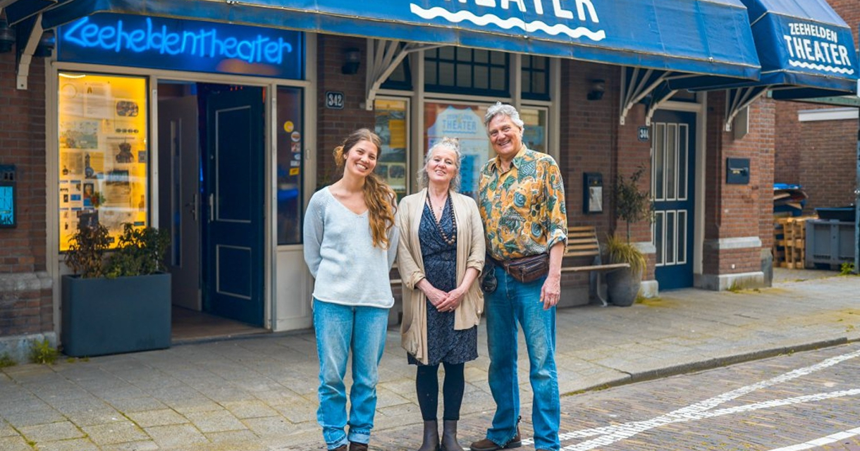 Drei Personen vor dem Zeehelden Theater in Den Haag
