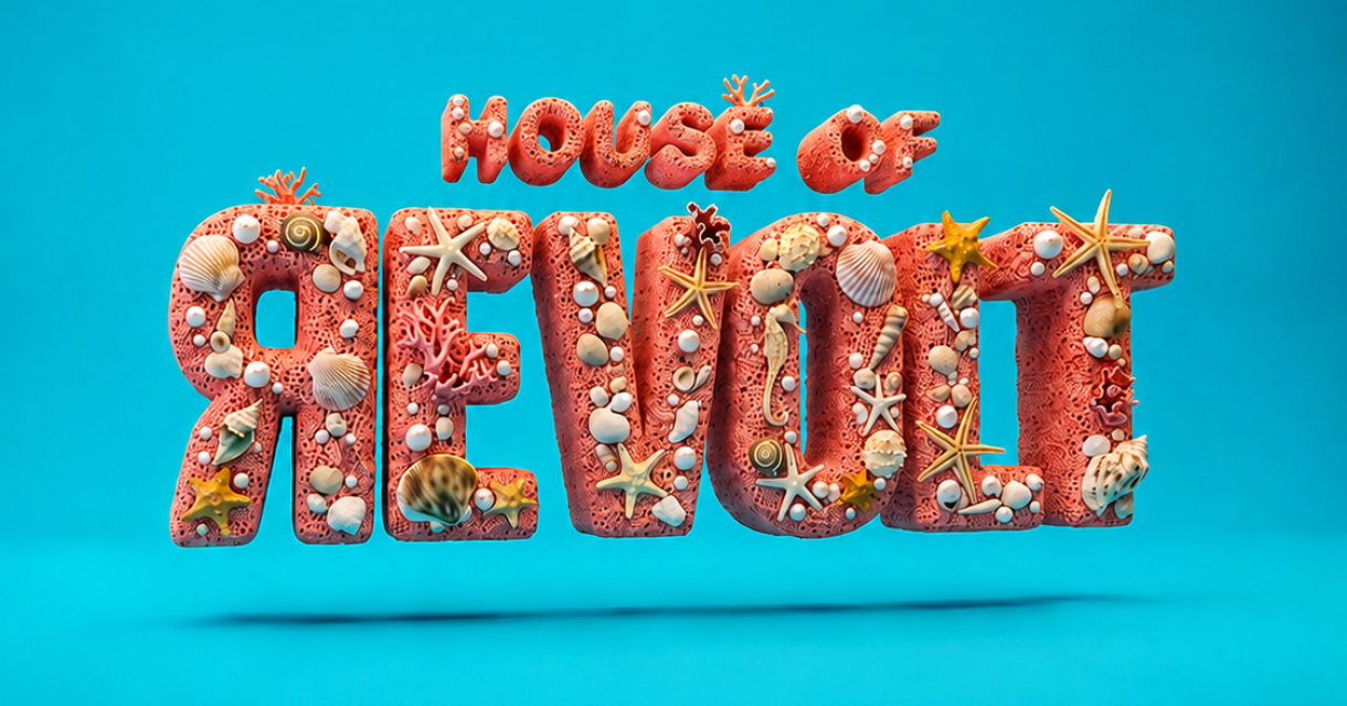 Houten letters 'House of Revolt' versierd met schelpen.