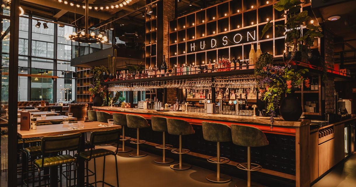 Stilvolles Restaurant mit langer Bar und Pflanzendekorationen
