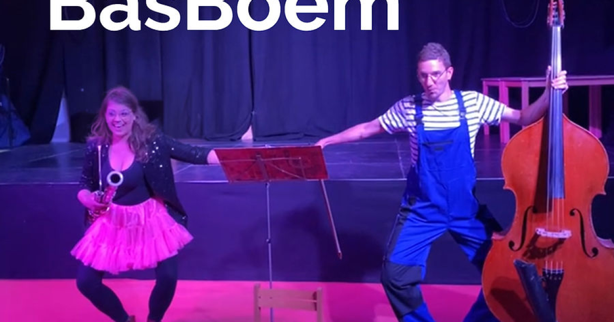 Twee artiesten op het podium; een vrouw in een roze tutu en een man met een contrabas.