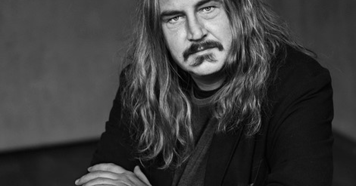 Zwart wit portret van Ilja Leonard Pfeijffer 